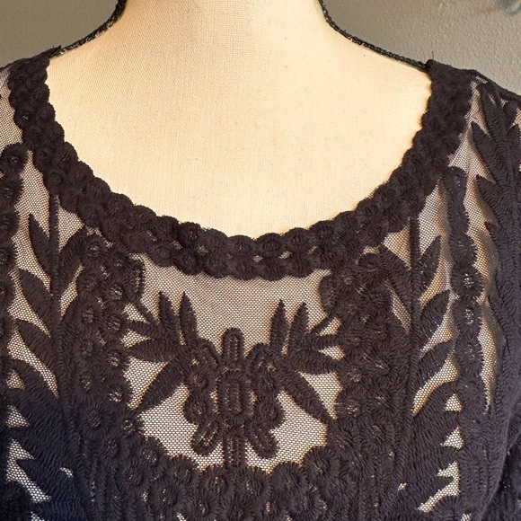 NWT - laundry BY SHELLI SEGAL black top. Size 2. - Picture 3 of 8